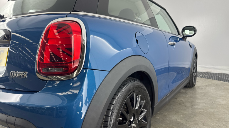 MINI Hatchback 1.5 Cooper Classic 3dr Auto Petrol Hatchback